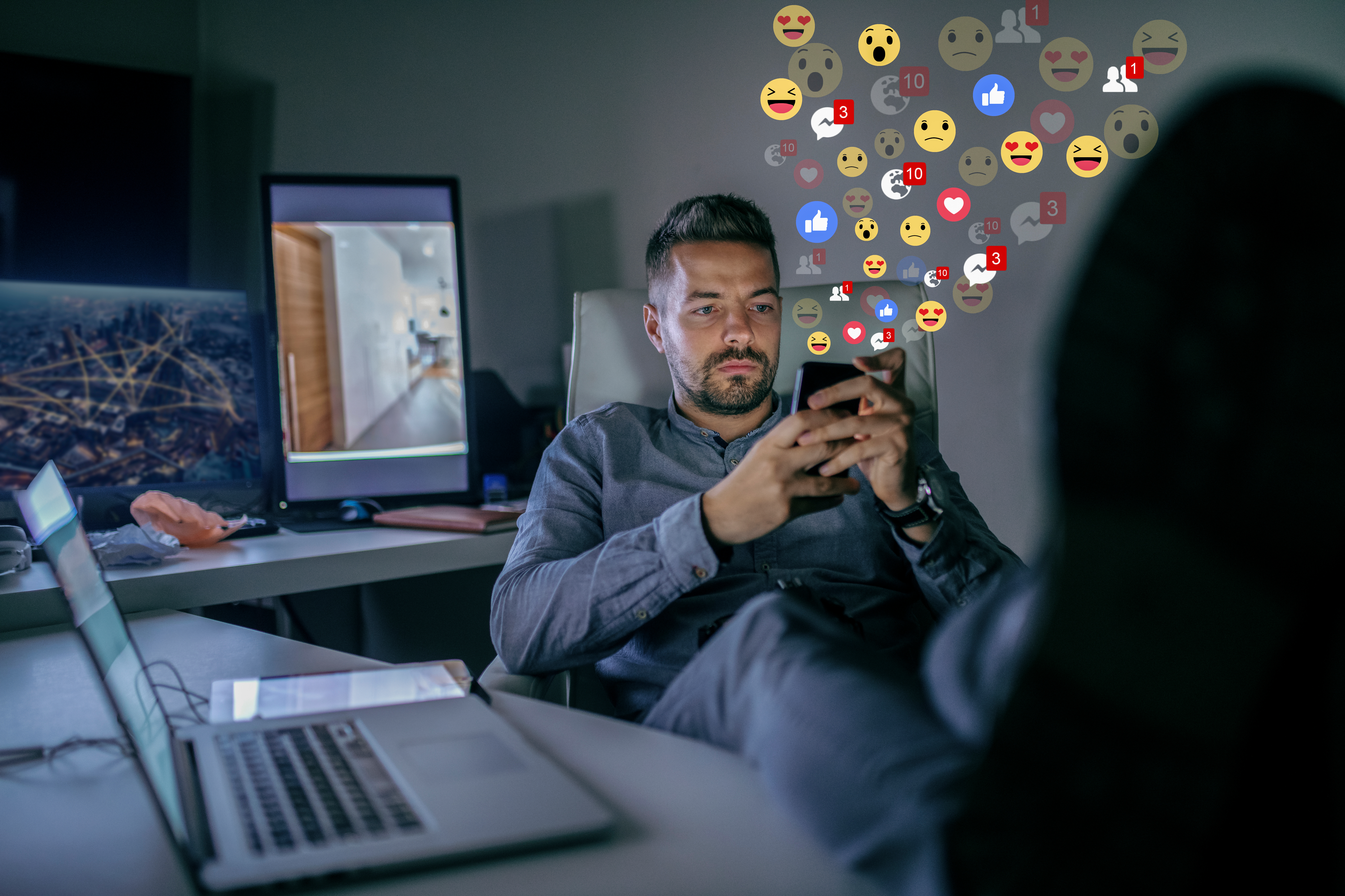 consulter medias sociaux au travail