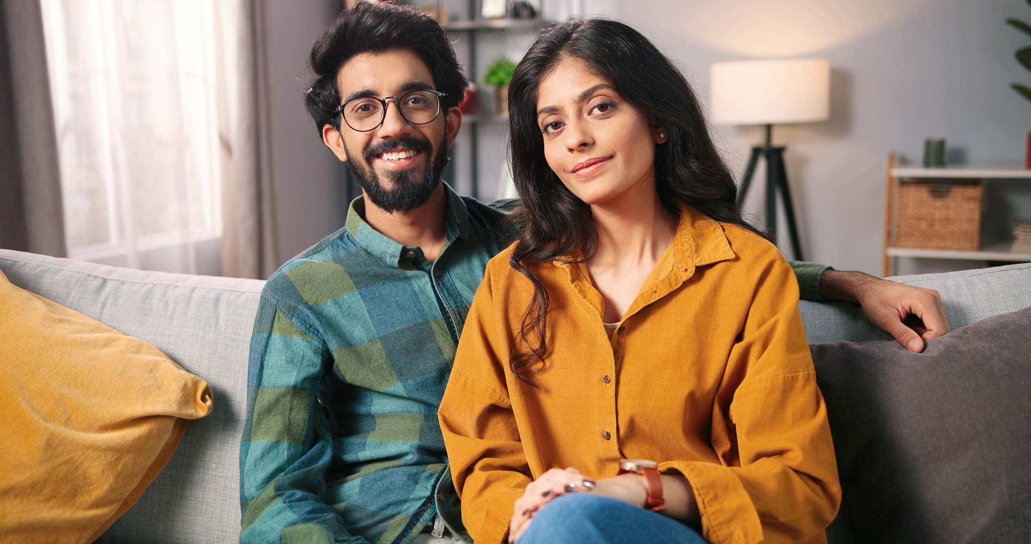 Couple heureux assis