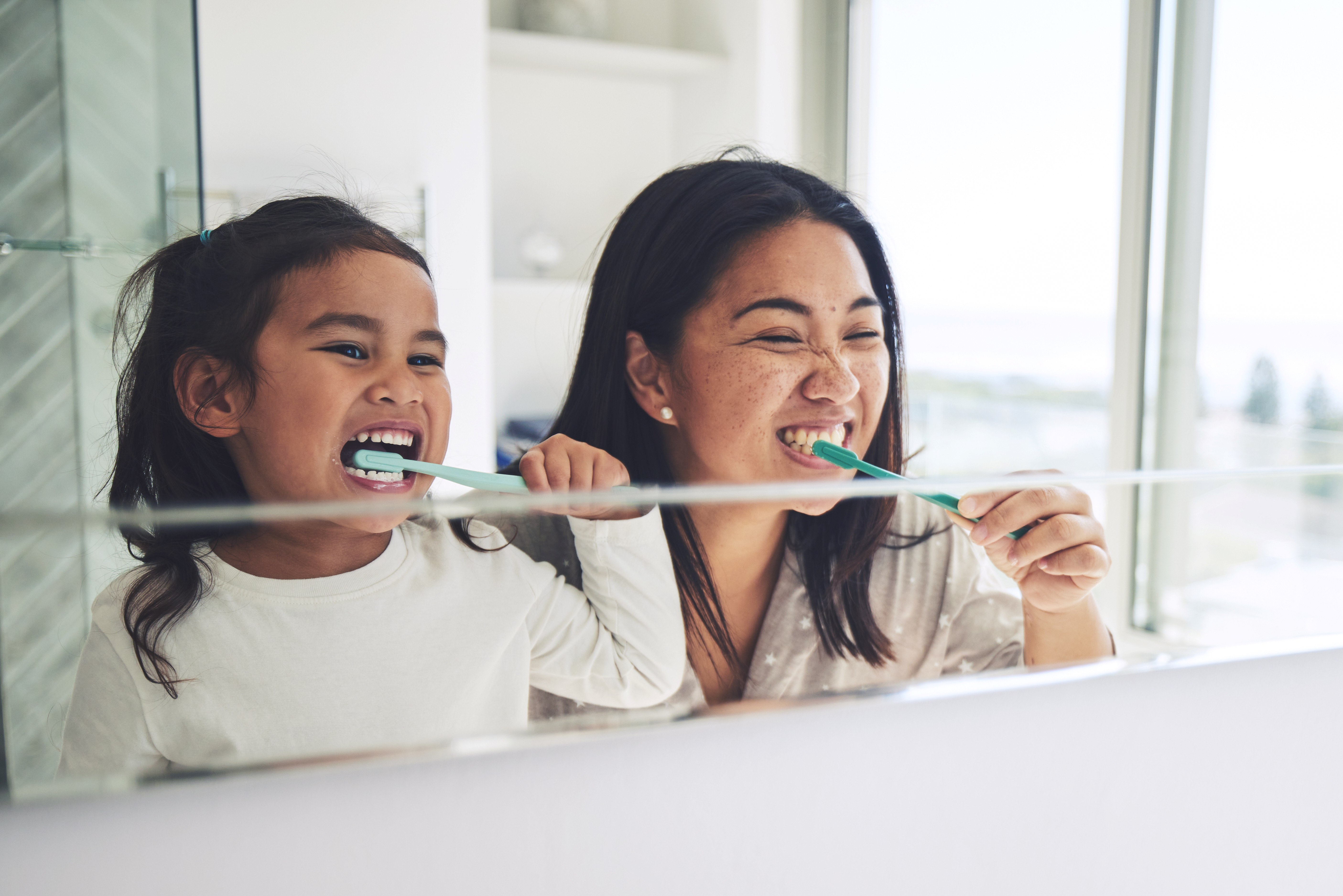 duo mère fille se brossent les dents