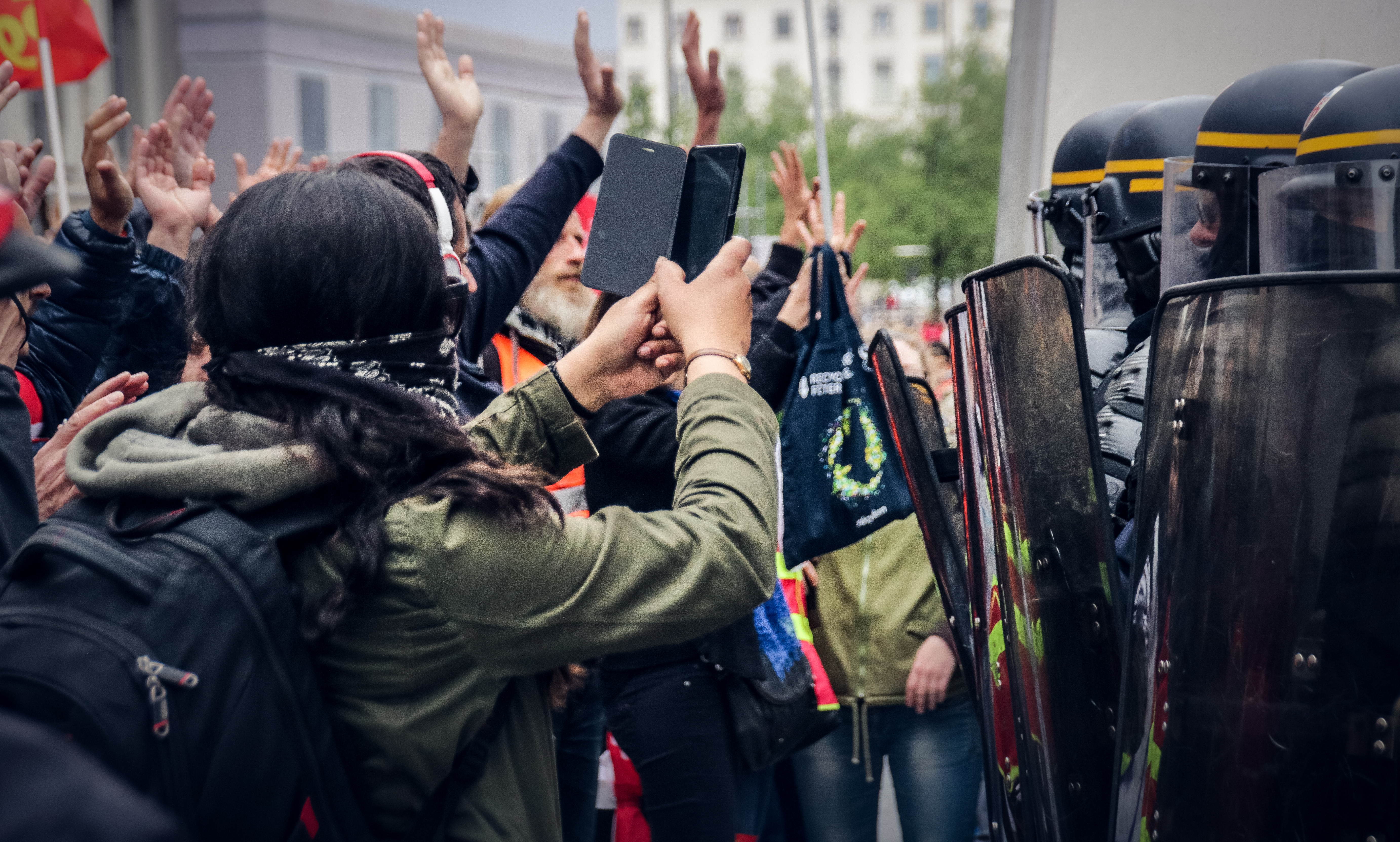 Manifestants devant des policiers en train d enregistrer avec leur téléphone