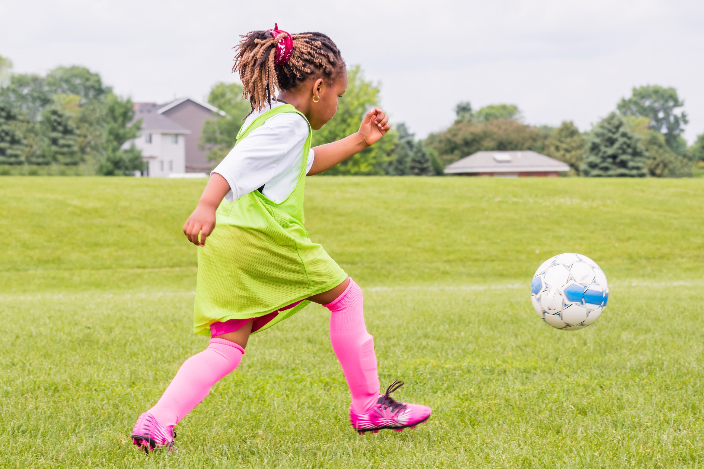 Fillette avec des dreadlocks qui joue au soccer