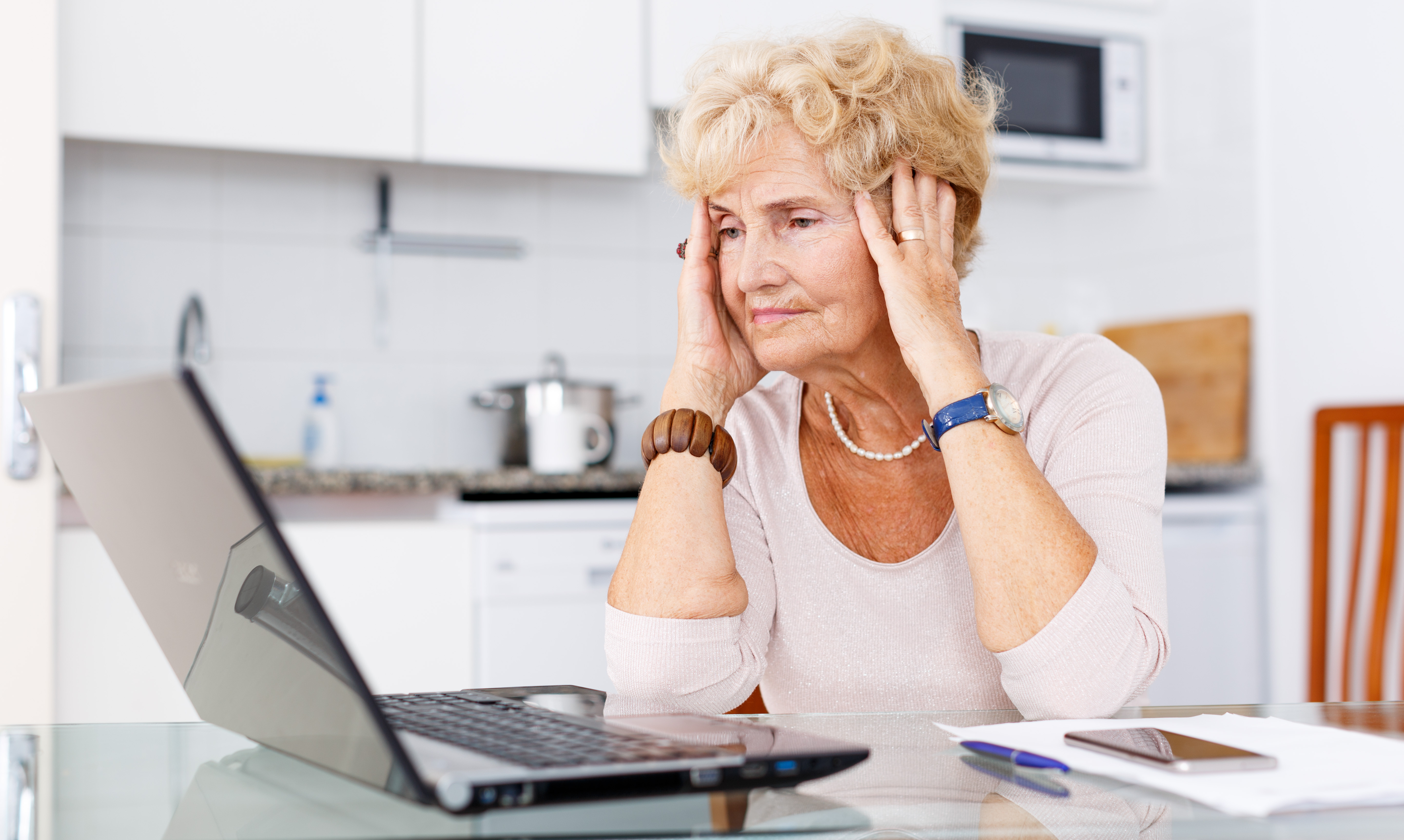 Dame mêlée devant un ordinateur