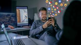 consulter medias sociaux au travail