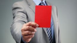 Homme qui tient un carton rouge