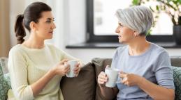 Une mère discute avec sa fille adulte