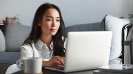 personne qui travaille sur un ordinateur portable