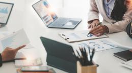 Personnes qui travaillent dans un bureau