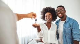Couple qui reçoit les clés d'un logement