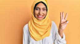 Femme qui montre 3 doigts