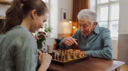 Ainé jouant aux échecs à son domicile