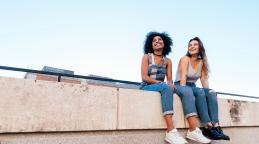 Couple de jeunes filles