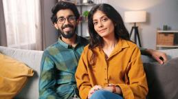 Couple heureux assis