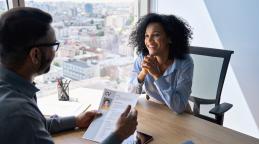 Femme qui passe une entrevue d'embauche