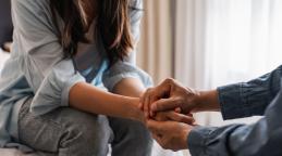 Personne qui réconforte une autre personne qui a de la peine