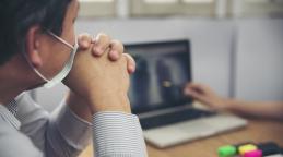 Media Name: Fotolia_136800828_assurance invalidite rencontre medecin.jpg