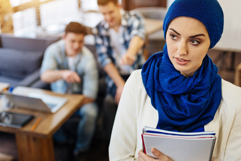 Avez-vous le droit porter des signes religieux au Canada?
