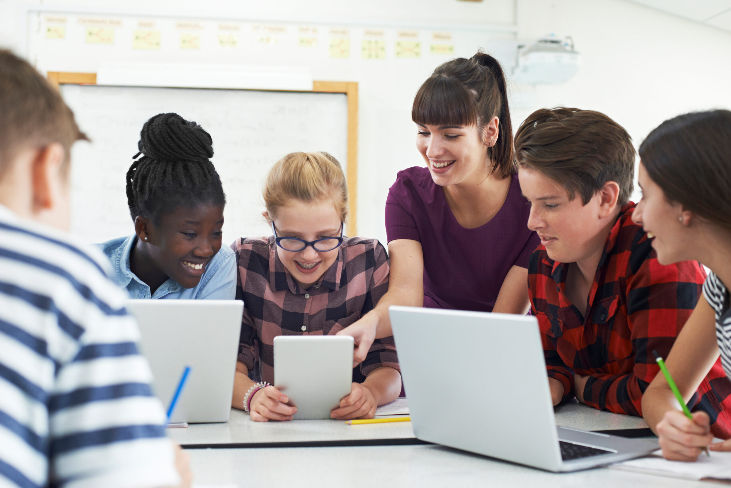 Jeunes qui apprennent à l'école