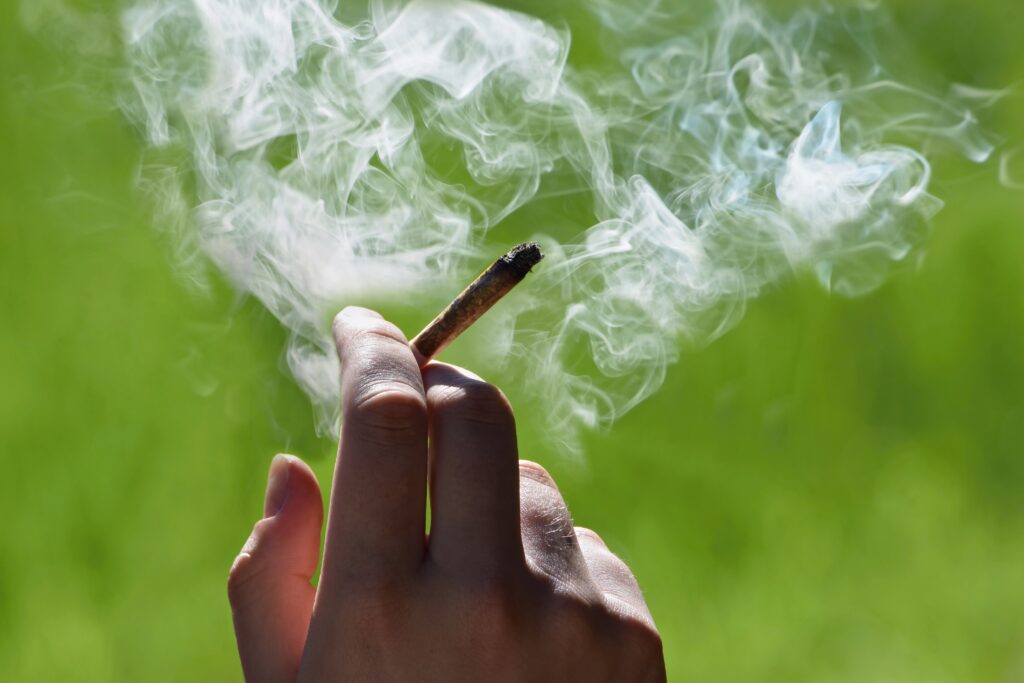 « 4/20 » au Canada : 4 choses que la loi interdit avec le cannabis