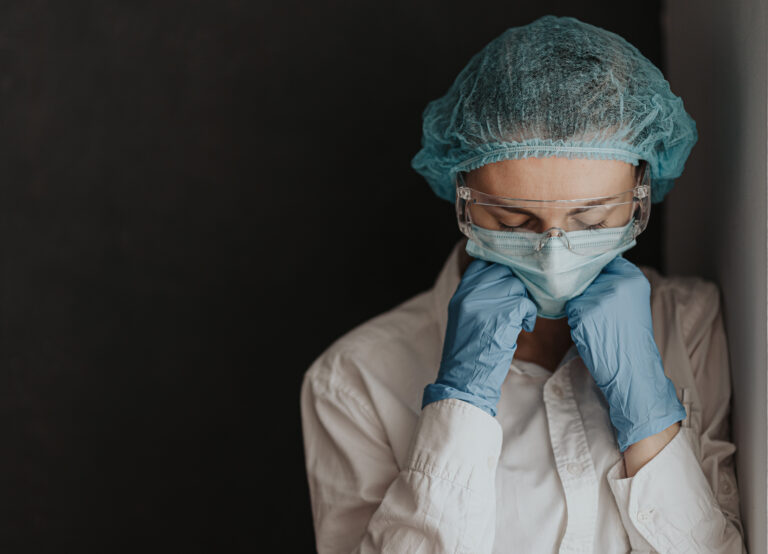 Menacer des professionnels de la santé : quelles conséquences?