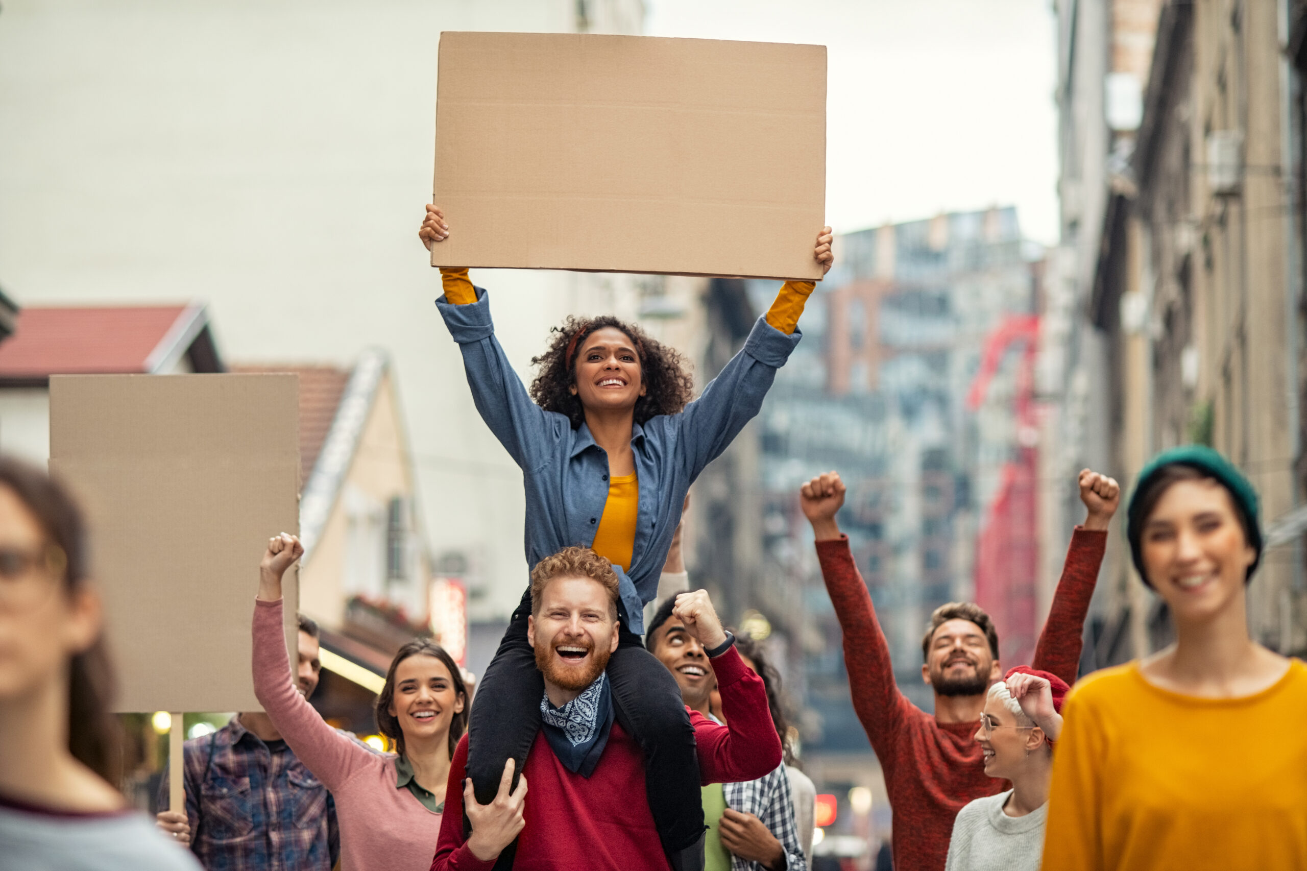 Groupe de personnes en train de manifester pacifiquement