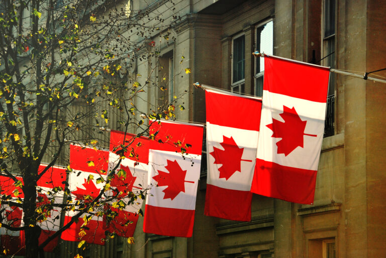 Comment la Charte canadienne des droits et libertés protège-t-elle les Canadiens?