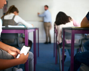 Téléphone cellulaire à l’école : tes droits et les règles à connaître
