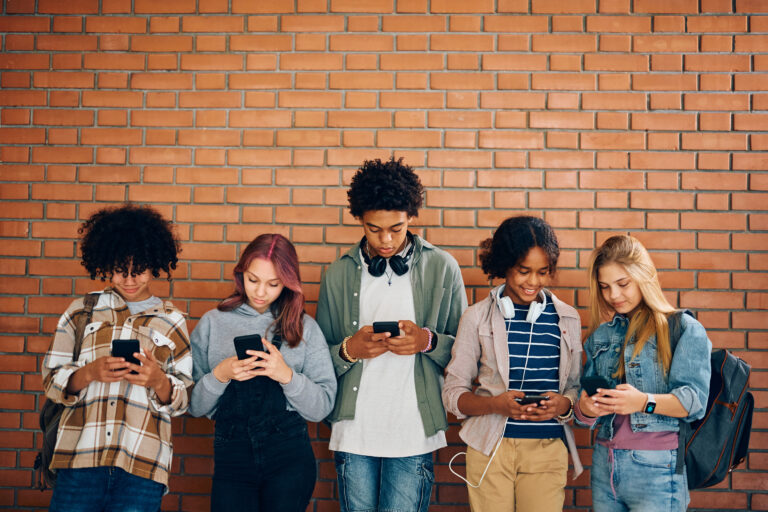 Groupe de jeunes avec leurs téléphones cellulaires